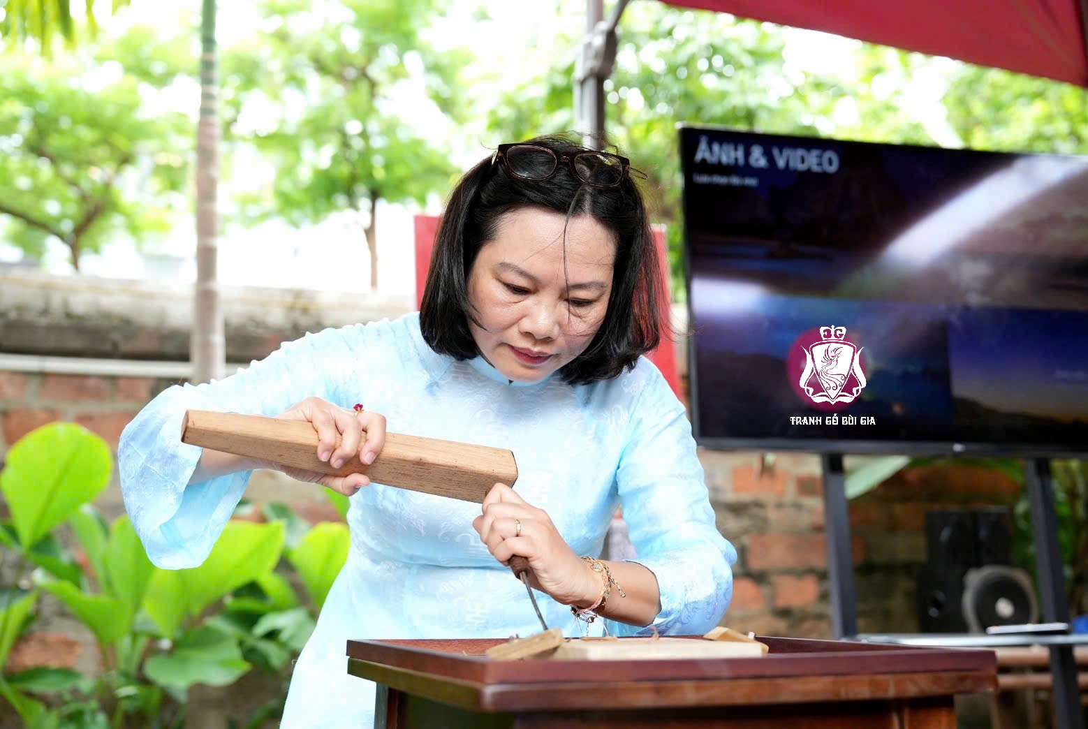 Những hình ảnh đẹp của những vị khách đang trải nghiệm dự án " Đưa Nghề Ra Phố " tại Văn Miếu - Quốc Tử Giám